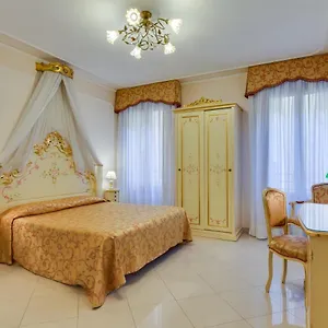 At Leonard Hotel Venecia
